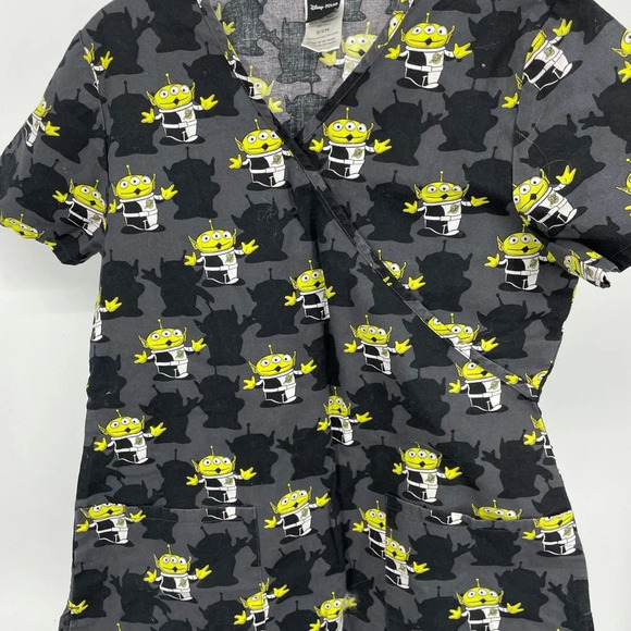 Disney Pixar Minions scrub top big pockets Small - Picture 1 of 6